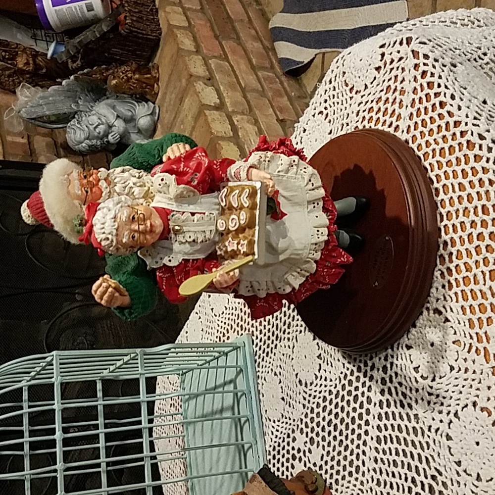KSA FABRICHE COLLECTIBLE-"SANTA STEALS A KISS & COOKIE"